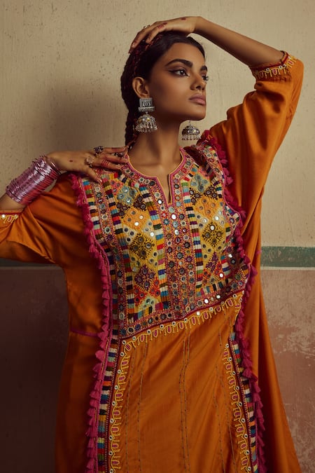 Zariya The Label Banjaran Jhola Mirror Embroidered Kurta With Pant 