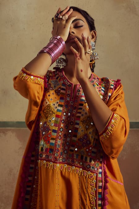 Buy_Zariya The Label_Orange Bamboo, Silk Mirrors, Banjaran Jhola Embroidered Kurta With Pant _Online_at_Aza_Fashions