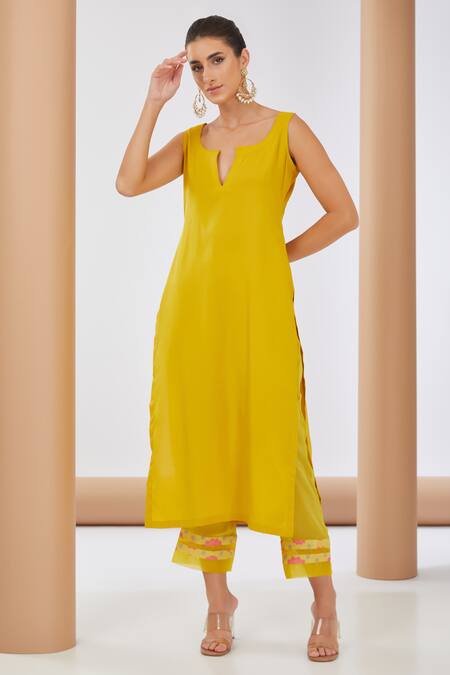 Neha Khullar Yellow Georgette, Linen Split V-neck Floral Printed Kurta Pant Set Online at Aza Fashions Neha Khullar_Yellow Georgette, Linen Split V-neck Floral Printed Kurta Pant Set _Online_at_Aza_Fashions