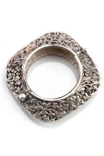 Sangeeta Boochra Floral Carved Work Bangle 