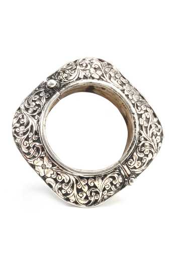 Buy_Sangeeta Boochra_Silver Plated Cut Work Floral Carved Bangle _Online_at_Aza_Fashions