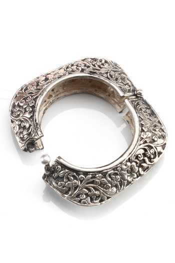 Shop_Sangeeta Boochra_Silver Plated Cut Work Floral Carved Bangle _Online_at_Aza_Fashions
