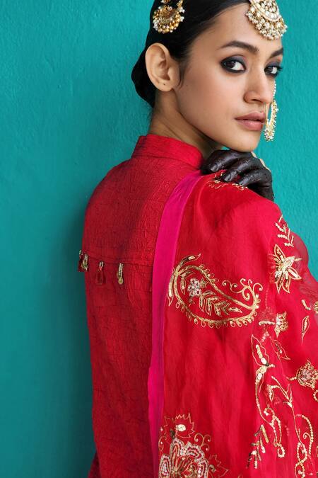 Pooja Singhal_Red Kurta Viscose Silk Plain Mandarin Collar Set With Dupatta_at_Aza_Fashions