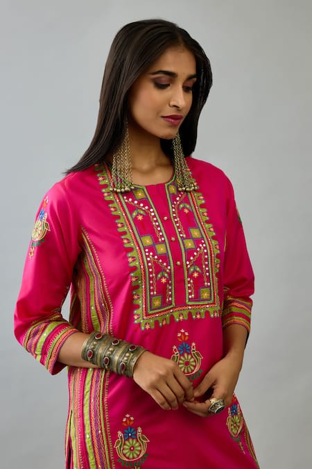 Buy_Kora_Fuchsia Silk Embroidery, Sequins Round Neck Straight Kurta Set _Online_at_Aza_Fashions