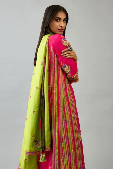 Buy_Kora_Fuchsia Silk Embroidery, Sequins Round Neck Straight Kurta Set 