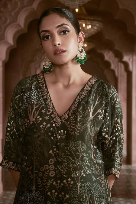 Megha Pitti Emerald Green Embroidery V-neck Flower Print Kurta And Pant Set Online at Aza Fashions Megha Pitti_Emerald Green Embroidery V-neck Flower Print Kurta And Pant Set _Online_at_Aza_Fashions