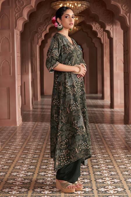 Megha Pitti Emerald Green Embroidery V-neck Flower Print Kurta And Pant Set at Aza Fashions Megha Pitti_Emerald Green Embroidery V-neck Flower Print Kurta And Pant Set _at_Aza_Fashions