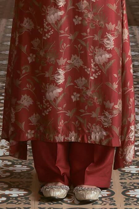 Megha Pitti Maroon Silk Embroidery V-neck Flower Print Kurta With Pant at Aza Fashions Megha Pitti_Maroon Silk Embroidery V-neck Flower Print Kurta With Pant _at_Aza_Fashions