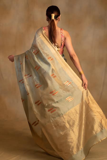 Shop Priyanka Raajiv Green Silk, Kuu Foliage Motif Pattern Saree With Unstitched Blouse Piece at Aza Fashions Shop_Priyanka Raajiv_Green Silk, Kuu Foliage Motif Pattern Saree With Unstitched Blouse Piece _at_Aza_Fashions