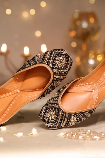 Buy_House Of Vian_Black Eshel Cutdana Embroidered Juttis _Online_at_Aza_Fashions