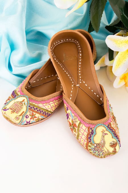Azora Pinjara Mor Embroidered Juttis 
