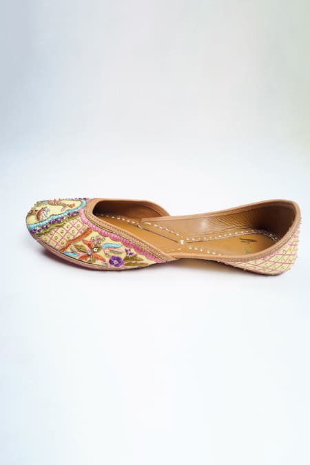 Buy_Azora_Yellow Thread Pinjara Mor Embroidered Juttis _Online_at_Aza_Fashions