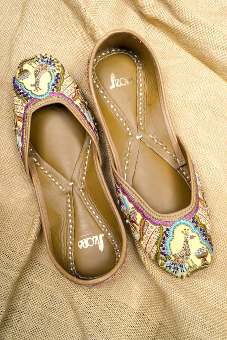 Buy_Azora_Yellow Thread Pinjara Mor Embroidered Juttis 