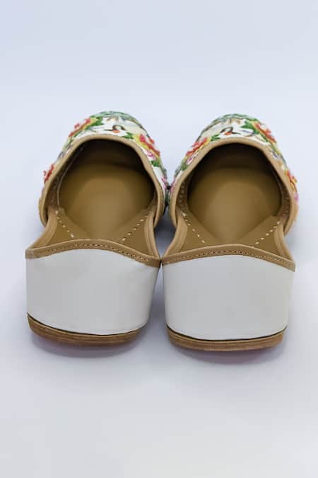 Azora_White Thread Nazarah Work Juttis _at_Aza_Fashions