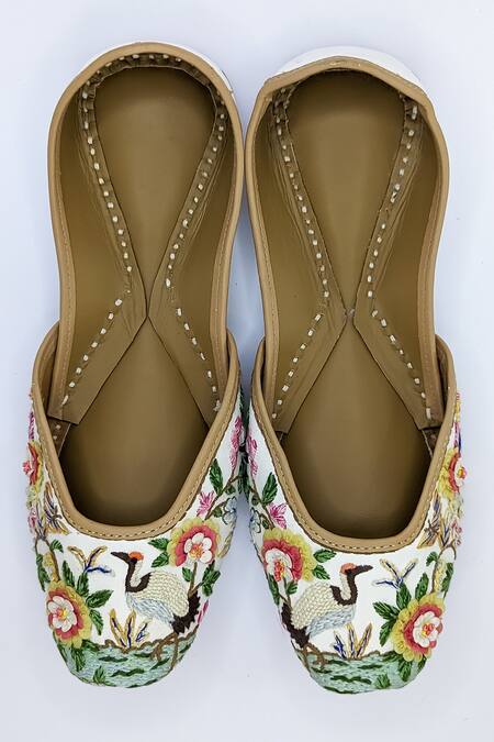 Buy_Azora_White Thread Nazarah Work Juttis 