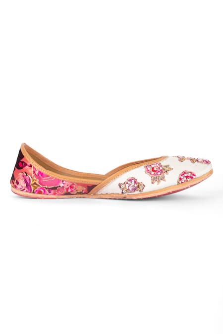 Azora Off White Zari Thread Gulabo Embroidered Juttis Online at Aza Fashions Azora_Off White Zari Thread Gulabo Embroidered Juttis _Online_at_Aza_Fashions