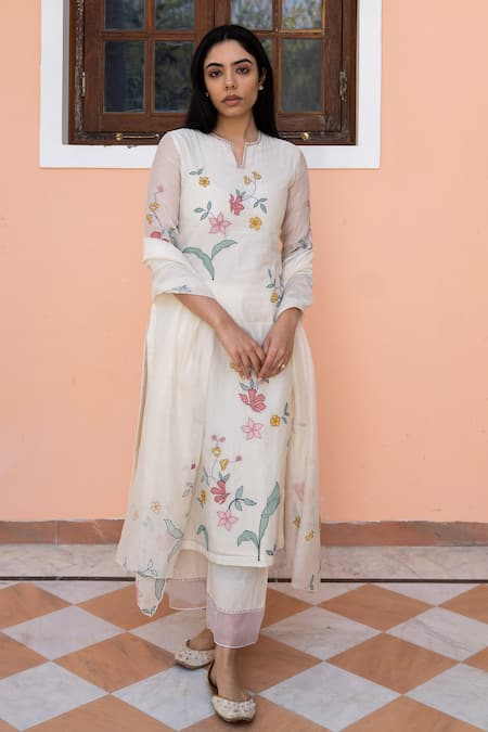 Vaayu Floral Applique Kurta Pant Set 