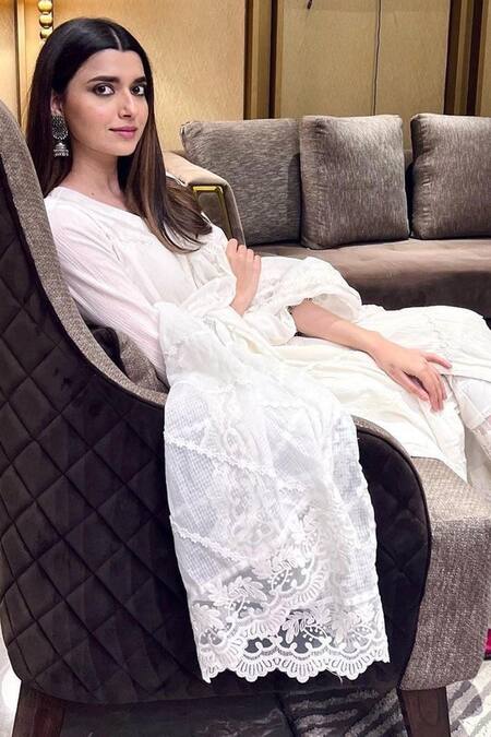 Shop_Roze_White 100% Cotton Floral V Neck Mahajabeen Embroidered Kurta 