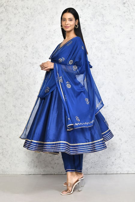 Samyukta Singhania Blue Anarkali And Pant Viscose Solid Gota V-neck Set With Floral Pattern Dupatta