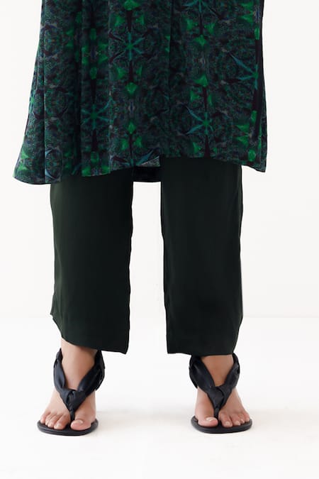 Buy Yavi Green Crepe Collared Maria Kaleidoscope Print Dress Online at Aza Fashions Buy_Yavi_Green Crepe Collared Maria Kaleidoscope Print Dress _Online_at_Aza_Fashions