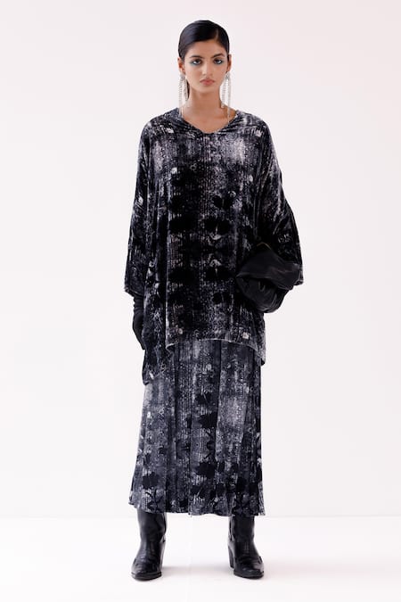 Yavi_Black Silk, Velvet Round Neck Clair Abstract Faze Print Top _Online_at_Aza_Fashions