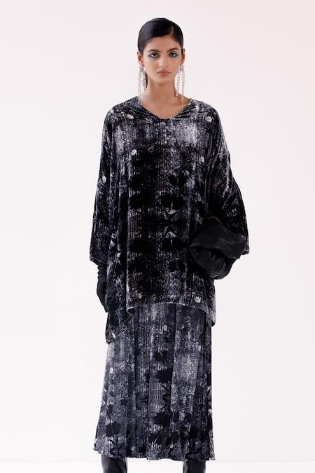 Buy_Yavi_Black Silk, Velvet Round Neck Clair Abstract Faze Print Top _Online_at_Aza_Fashions