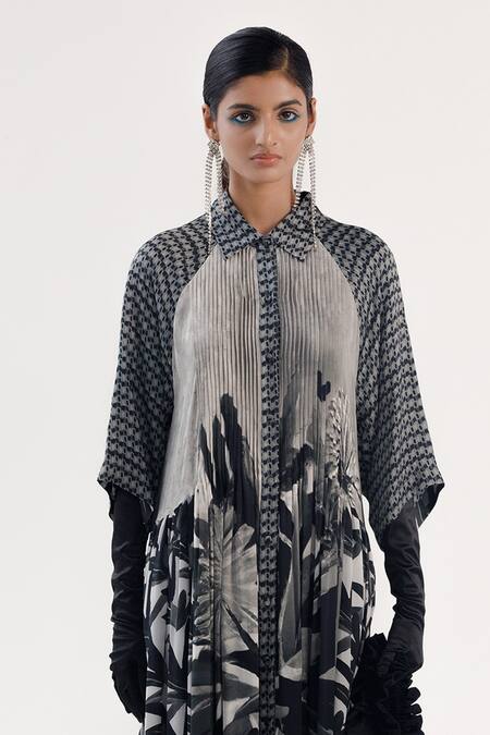 Yavi_Black Collared Diana Vase Story Print Shirt Dress _Online_at_Aza_Fashions