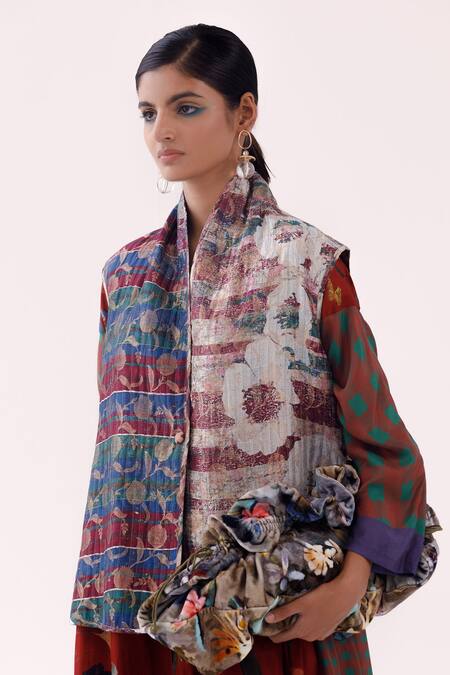 Yavi_Red Brocade Embroidery V-neck Hanna Wildfloral Reversible Bundi Jacket _Online_at_Aza_Fashions