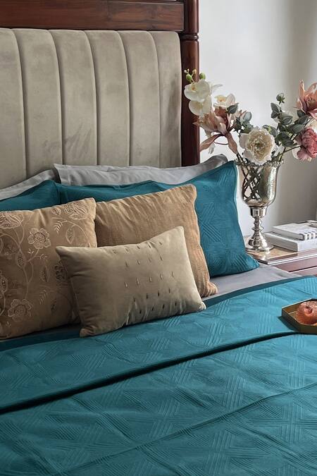Sadyaska_Emerald Green Fabric Velvet, Filling 100% Polyester Quilted Bedspread Set_Online_at_Aza_Fashions