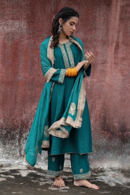 Shop Pants And Pajamas Green Chanderi Sequins, Zari, Embroidery Round Neck Kurta Pant Set at Aza Fashions Shop_Pants And Pajamas_Green Chanderi Sequins, Zari, Embroidery Round Neck Kurta Pant Set _at_Aza_Fashions