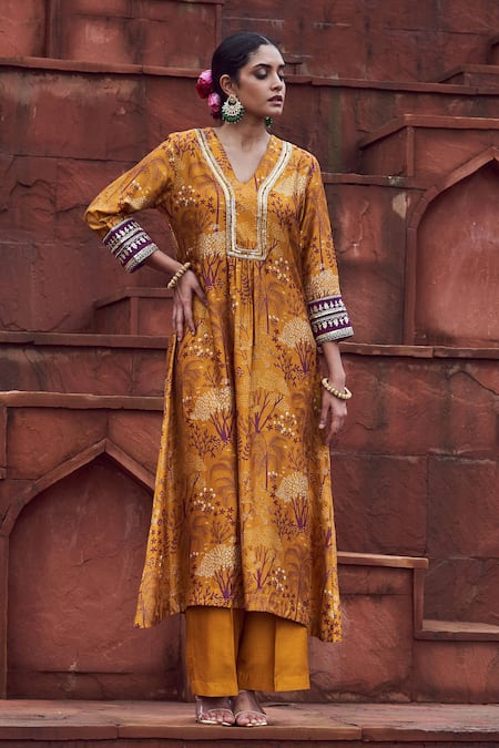 Megha Pitti Yellow Bemberg Silk Printed Floral V Neck Pattern Kurta And Pant Set 