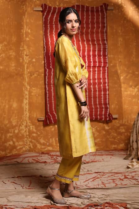 Shivani Bhargava_Yellow Handloom Chanderi Tie Dye V Neck Straight Kurta _Online_at_Aza_Fashions