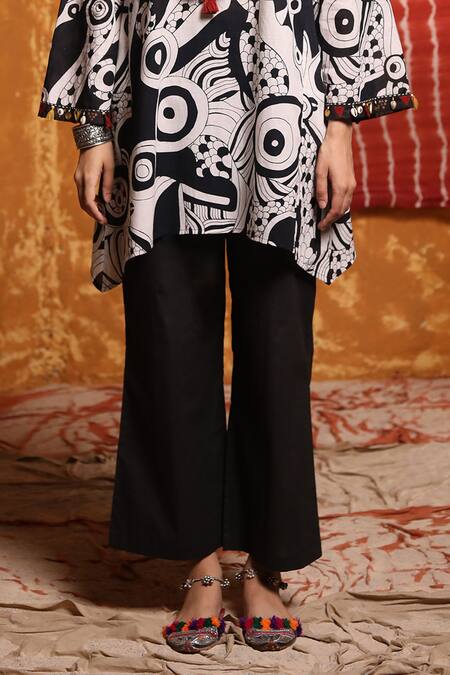 Shivani Bhargava Black Cotton Tassels V-neck Abstract Print Short Kaftan Tunic And Pant Set at Aza Fashions Shivani Bhargava_Black Cotton Tassels V-neck Abstract Print Short Kaftan Tunic And Pant Set _at_Aza_Fashions