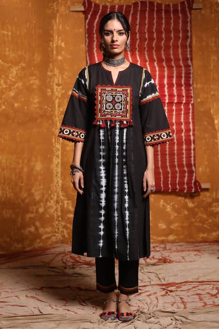 Shivani Bhargava Black Cotton Embroidery Thread Notched Tie Dye Patchwork Kurta 