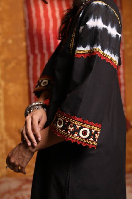 Buy_Shivani Bhargava_Black Cotton Embroidery Thread Notched Tie Dye Patchwork Kurta _Online_at_Aza_Fashions