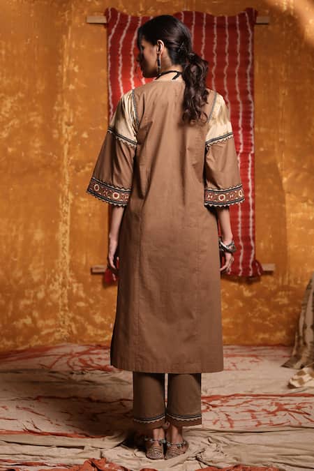 Shop Shivani Bhargava Brown Cotton Embroidery Thread Notched Tie Dye Kurta at Aza Fashions Shop_Shivani Bhargava_Brown Cotton Embroidery Thread Notched Tie Dye Kurta _at_Aza_Fashions