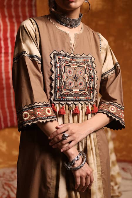 Shivani Bhargava Brown Cotton Embroidery Thread Notched Tie Dye Kurta Online at Aza Fashions Shivani Bhargava_Brown Cotton Embroidery Thread Notched Tie Dye Kurta _Online_at_Aza_Fashions