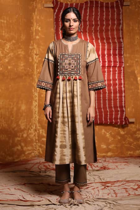 Buy Shivani Bhargava Brown Cotton Embroidery Thread Notched Tie Dye Kurta Online at Aza Fashions Buy_Shivani Bhargava_Brown Cotton Embroidery Thread Notched Tie Dye Kurta _Online_at_Aza_Fashions