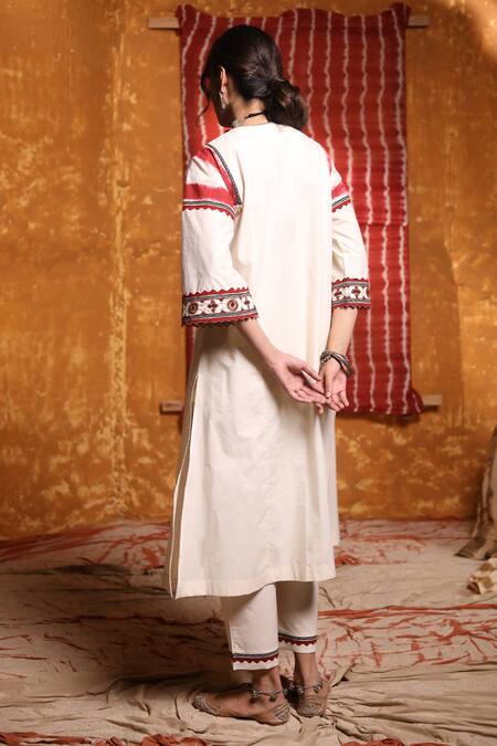 Shop_Shivani Bhargava_Ivory Cotton Embroidery Thread Notched Tie Dye Pattern Kurta _at_Aza_Fashions