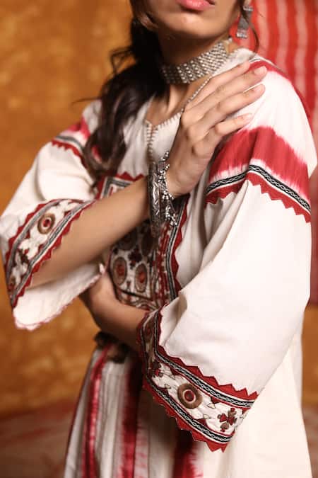 Buy_Shivani Bhargava_Ivory Cotton Embroidery Thread Notched Tie Dye Pattern Kurta _Online_at_Aza_Fashions