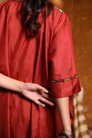 Shivani Bhargava_Maroon Handloom Cotton Embroidery V-neck Yoke Kaftan And Pant Set _at_Aza_Fashions