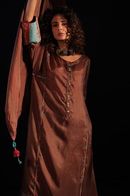 Capisvirleo_Brown Silk Round Neck Rubab Tunic Set With Tie-dye Dupatta _at_Aza_Fashions