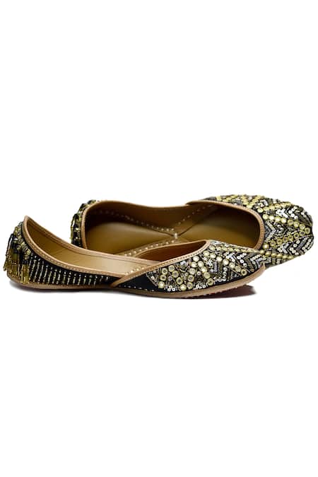 Yassio Surkh Embroidered Juttis 