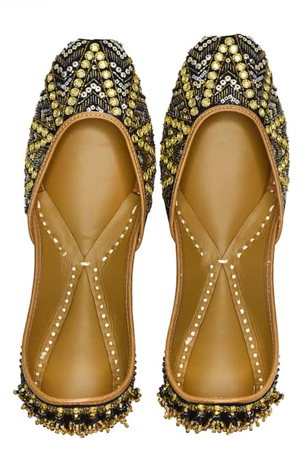 Yassio Black Surkh Embroidered Juttis Online at Aza Fashions Yassio_Black Surkh Embroidered Juttis _Online_at_Aza_Fashions