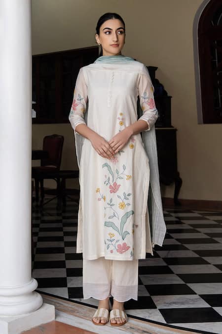 Vaayu Floral Applique Kurta Set 