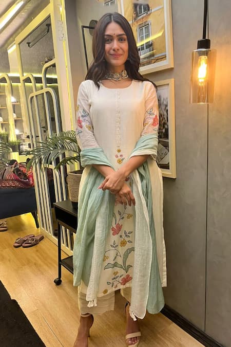 Vaayu White Muslin Cotton Floral Motifs Round Applique Kurta Set at Aza Fashions Vaayu_White Muslin Cotton Floral Motifs Round Applique Kurta Set _at_Aza_Fashions