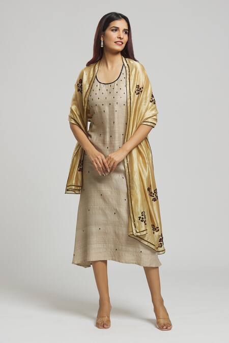 Buy Bhusattva Beige Organic Silk Embroidered Cutdana Round Sequin Kurta With Stole Online at Aza Fashions Buy_Bhusattva_Beige Organic Silk Embroidered Cutdana Round Sequin Kurta With Stole _Online_at_Aza_Fashions