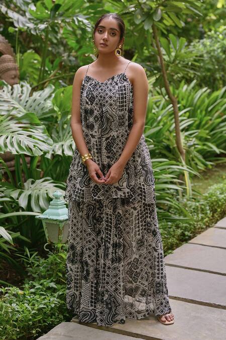 Saangi_Multi Color Georgette Sweetheart Neck Abstract Print Top With Palazzo _Online_at_Aza_Fashions