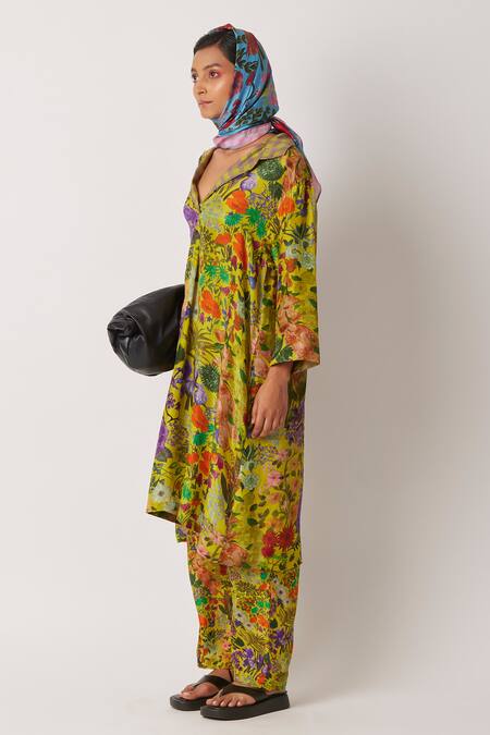 Buy Yavi Green Silk Betty Printed Straight Pant Online at Aza Fashions Buy_Yavi_Green Silk Betty Printed Straight Pant _Online_at_Aza_Fashions