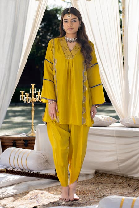 Kacha Tanka Yellow Pure Silk Embroidered Sequin V Neck Kurta And Dhoti Pant Set 